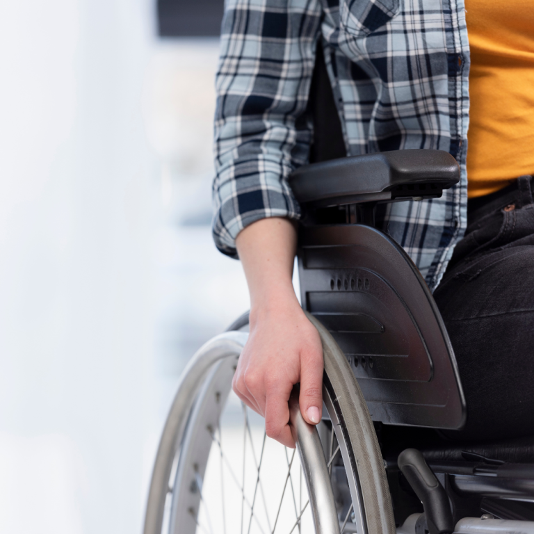 Senhor_a_andar_na_cadeira_rodas