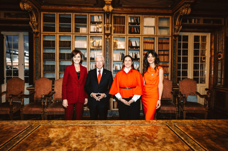 Presidente e embaixadoras da Cruz Vermelha Portuguesa