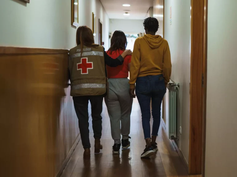 Voluntários da Cruz Vermelha Portuguesa a prestar apoio à vítima