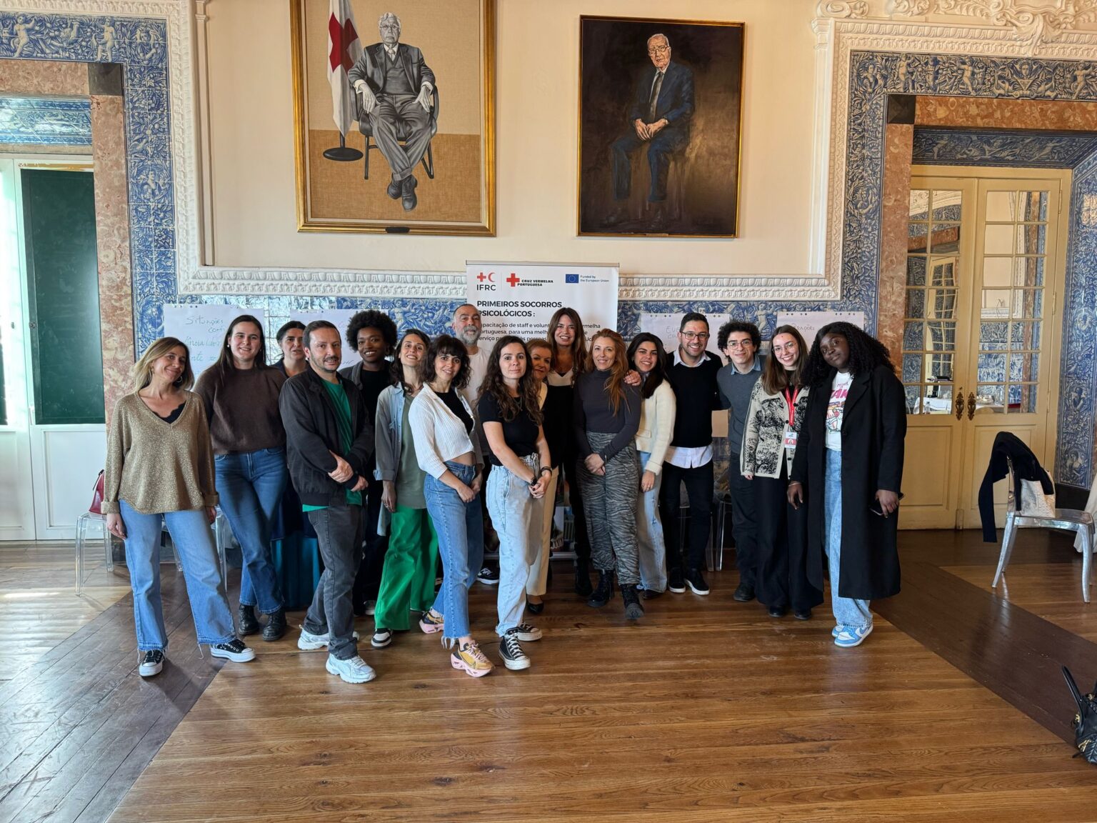 Embaixadoras da Cruz Vermelha Portuguesa com grupo de jovens