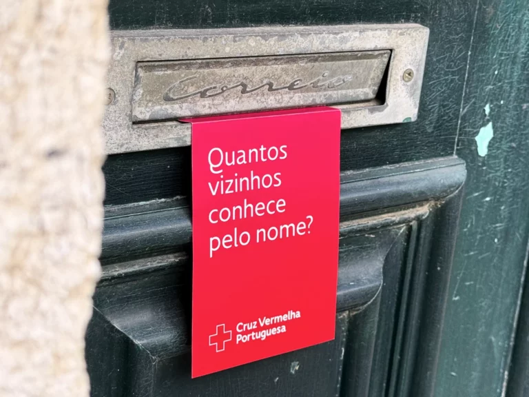 Cartaz da Cruz Vermelha Portuguesa que lê "Quantos vizinhos conhece pelo nome?"