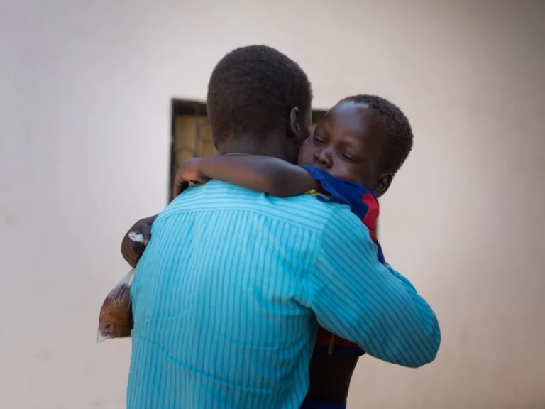 Pai com bebé ao colo