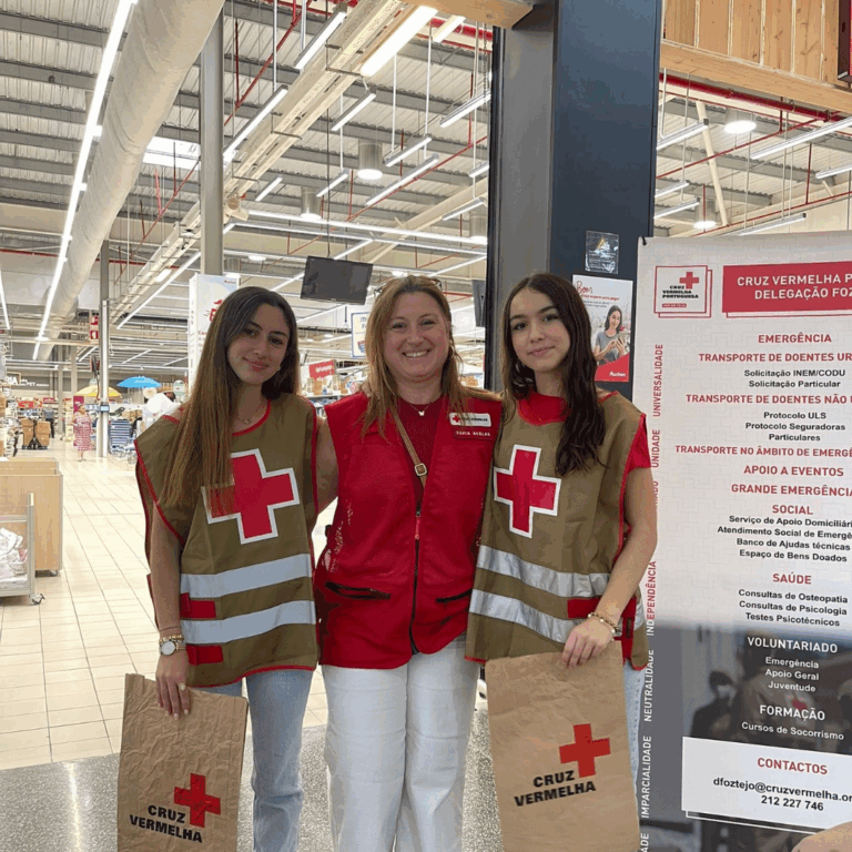 Voluntarios-com-o-colete-CVP_na_campanha_vale+