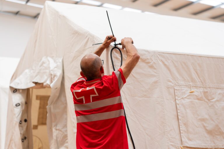 Voluntário-CVP-a-montar-uma-tenda