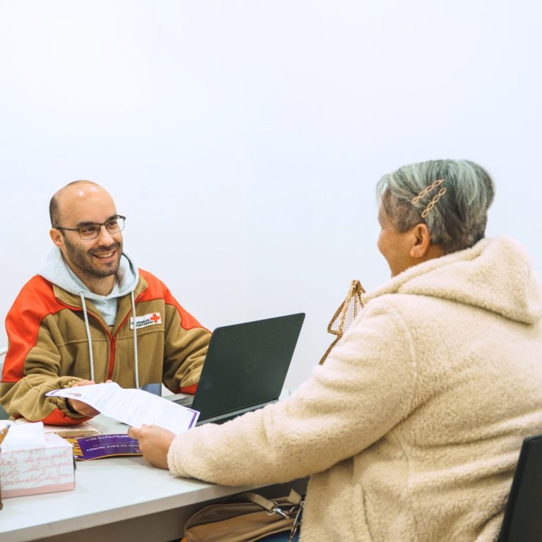 Voluntario-com-idosa