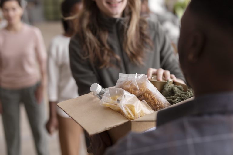 Caixa-com-alimentos