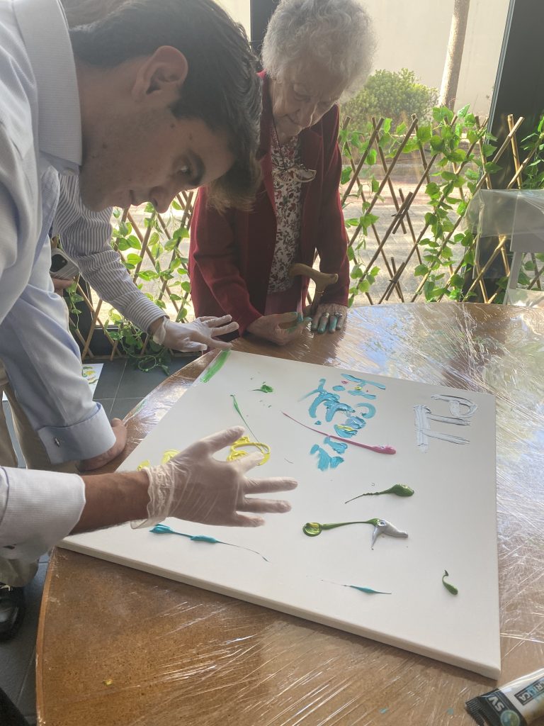 Voluntario com idosos