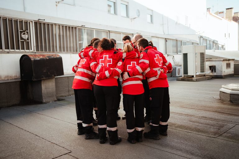 Voluntarios unidos em roda