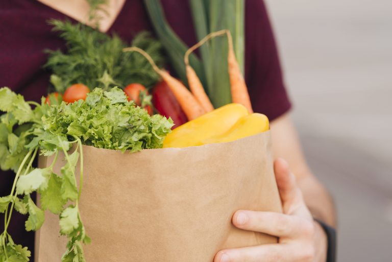 Alimentos num saco de papel