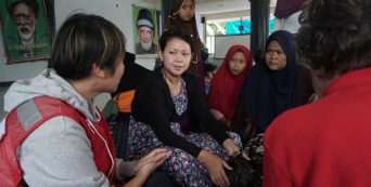 Sobreviventes permanecem em alerta 6 dias após o tsunami na Indonésia
