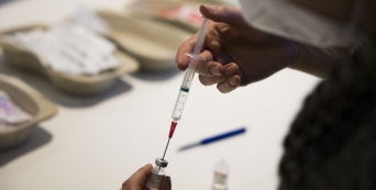 COVID-19: As &quot;consequências mortais&quot; das desigualdades na distribuição da vacina no mundo.  IFRC lança um plano para ajudar a vacinar 500 milhões de pessoas