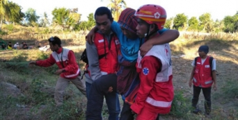 Voluntários da Cruz Vermelha Indonésia ajudam a resgatar e apoiar as pessoas afetadas pelo terramoto de magnitude 7.0 que atingiu Lombok, no Domingo 5 Agosto.